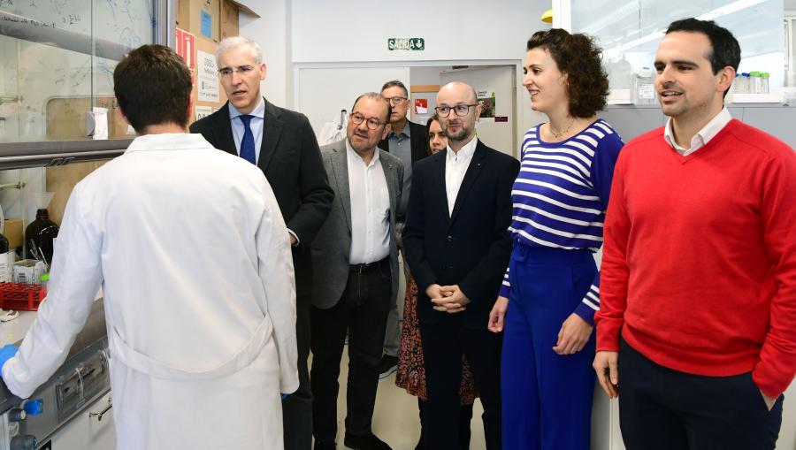 Antonio López e Francisco Conde conversan co persoal investigador. FOTO: Santi Alvite