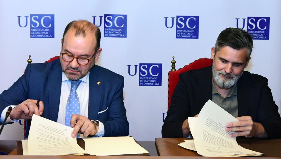 O reitor Antonio López e o presidente de IndesIA, Valero Marín, na sinatura do acordo. FOTO: Santi Alvite