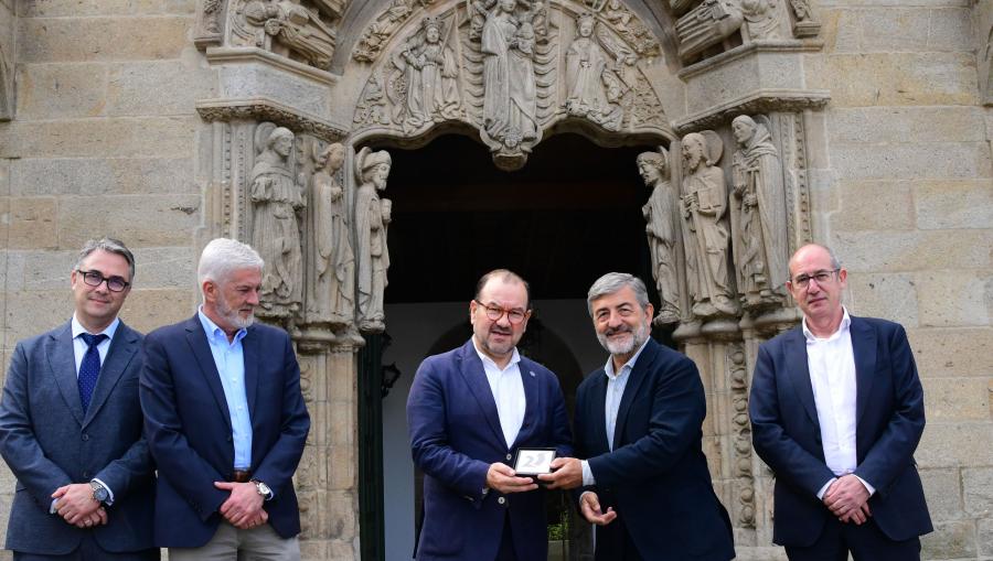 O reitor Antonio López recolleu a placa no Colexio San Xerome. FOTO: Santi Alvite