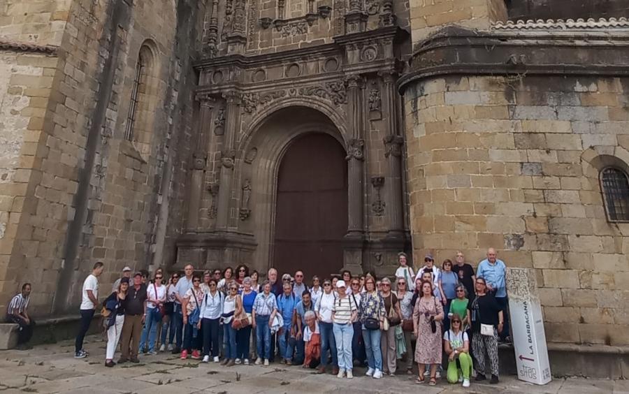 Alumnado de IV Ciclo da USC, diante da catedral de Plasencia