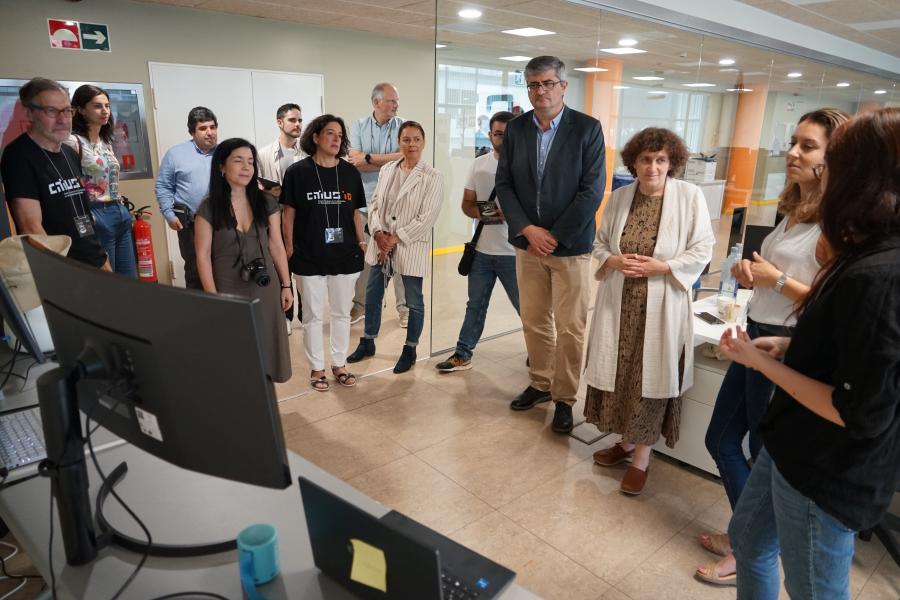 O vicerreitor de Política Científica, Vicente Pérez Muñuzuri, e a alcaldesa de Santiago, Goretti Sanmartín, visitaron o Inside the Lab 2023 e puideron recibir as explicacións do director científico do centro, Senén Barro