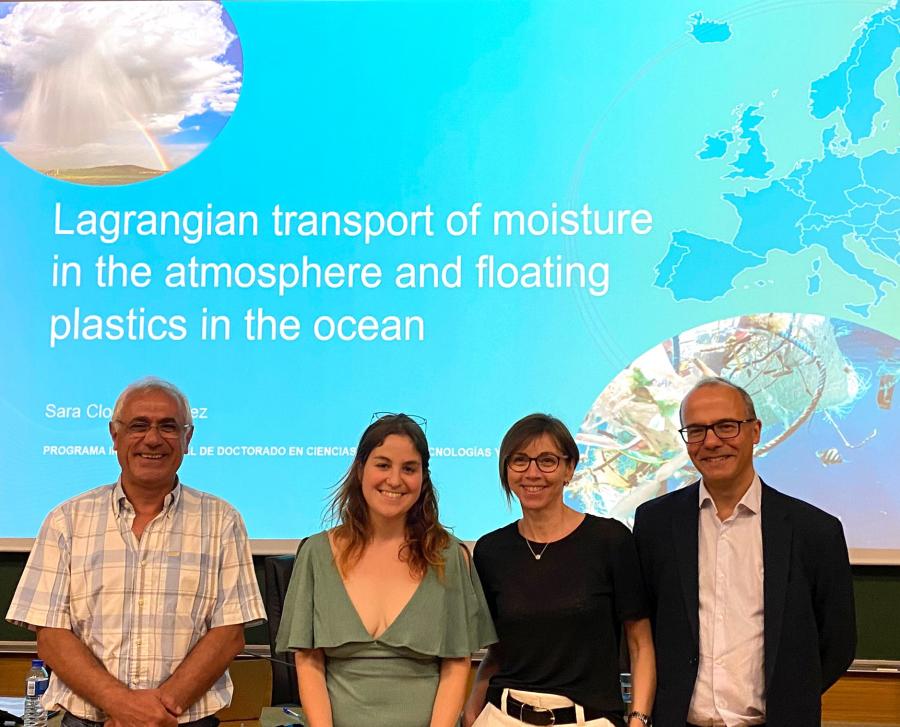 A doutoranda xunto aos integrantes do tribunal 