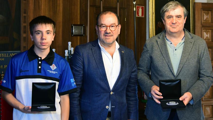 O reitor, no centro da imaxe, entregou un agasallo conmemorativo a Diego Cacheiro (esquerda) e a Xosé Luis Veiga (dereita)- FOTO: Santi Alvite O reitor, no centro da imaxe, entregou un agasallo conmemorativo a Diego Cacheiro (esquerda) e a Xosé Luis Veiga (dereita)- FOTO: Santi Alvite