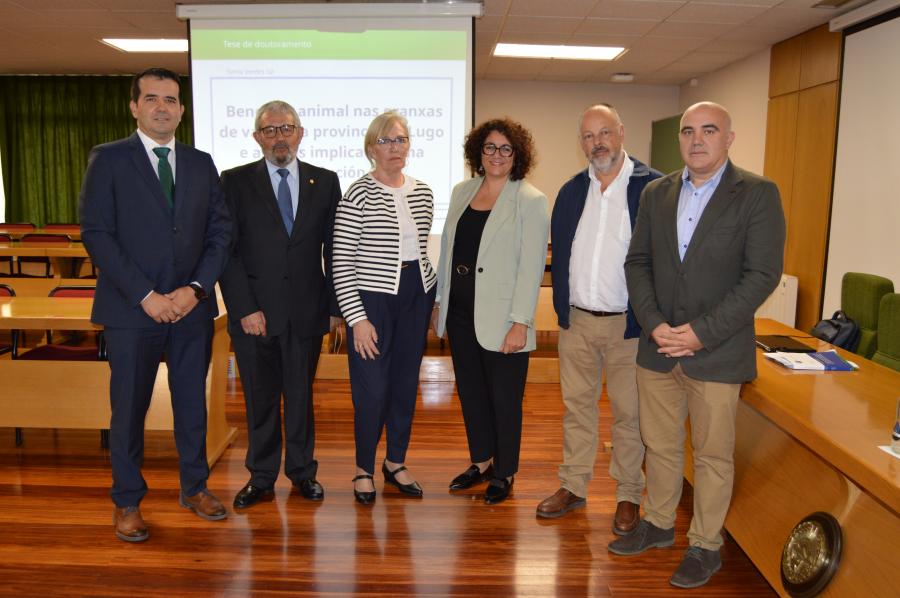 Sonia Verdes, terceira pola dereita, xunto cos directores e membros do tribunal da súa tese de doutoramento