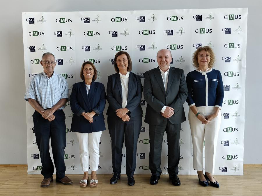 A xornada celebrouse nun encontro presidido pola vicerreitora de Política Científica, Pilar Bermejo, e na que tamén interviñeron a directora de GAIN, Patricia Argerey; o representante da empresa ABAC Therapeutics, Domingo Gargallo, e os coordinadores do proxecto, Ángel Carracedo e Mabel Loza A xornada celebrouse nun encontro presidido pola vicerreitora de Política Científica, Pilar Bermejo, e na que tamén interviñeron a directora de GAIN, Patricia Argerey; o representante da empresa ABAC Therapeutics, Domingo Gargallo, e os coordinadores do proxecto, Ángel Carracedo e Mabel Loza