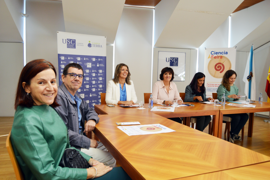 De esqueda á dereita, Marta López, Ramón Rabuñal, Sagrario Sánchez, Montserrat Valcárcel, Isabel Rodríguez e Iría Castro, no lugués Pazo de Montenegro