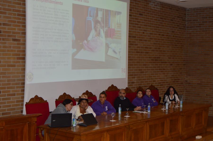 Roberto Bande, no centro, modera o coloquio sobre as accións desenvolvidas da man da ONG Taller de Solidariedade