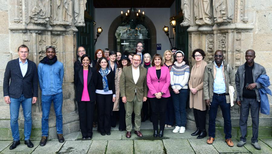Antonio López Díaz e María José López Couso recibiron os e as integrantes do consorcio. FOTO: Santi Alvite