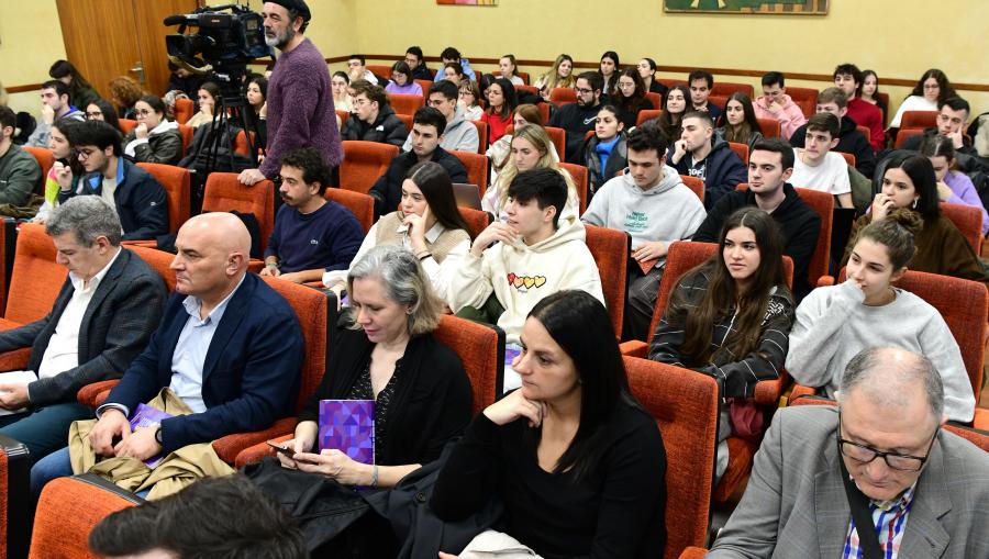 Parte do público asistente á presentación do informe. FOTO: Santi Alvite