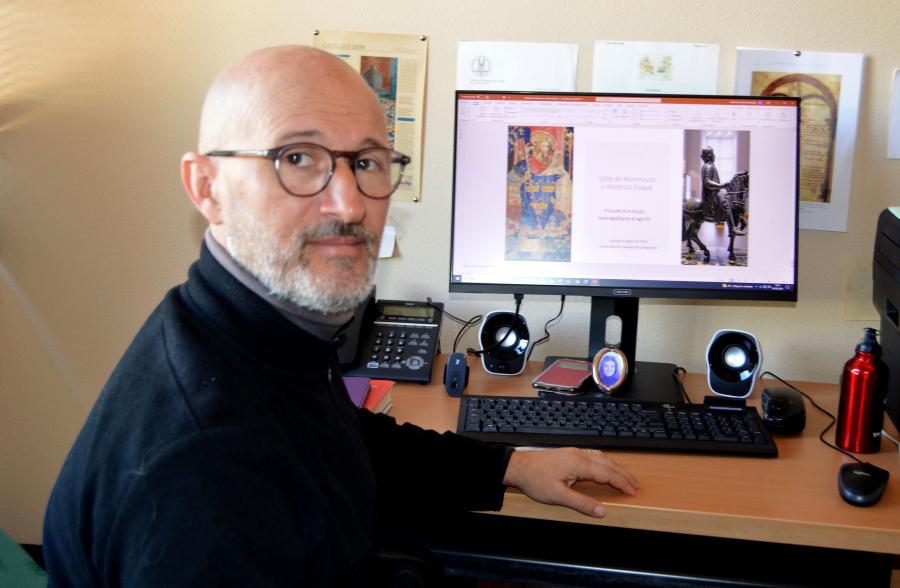 Anguita Jaén, no seu despacho da Facultade de Humanidades