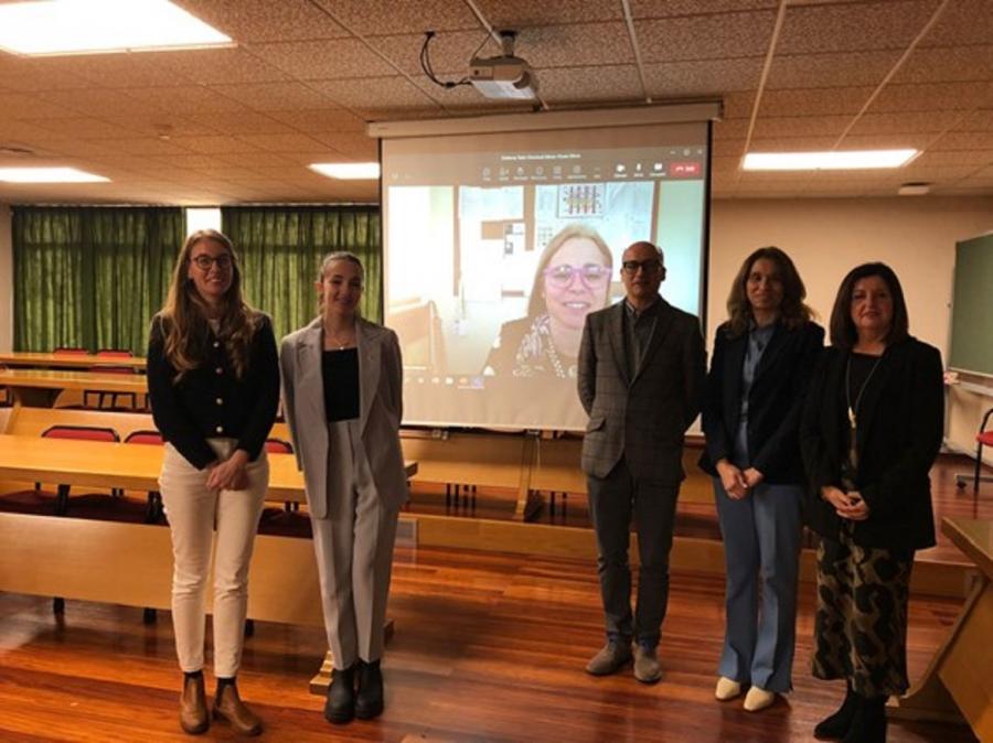 María Flórez, segunda pola esquerda, cos directores e membros do tribunal da súa tese de doutoramento