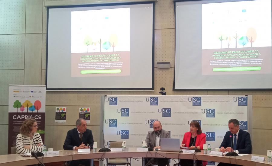 A vicerreitora María José López Couso, segunda pola dereita, inaugurou o encontro