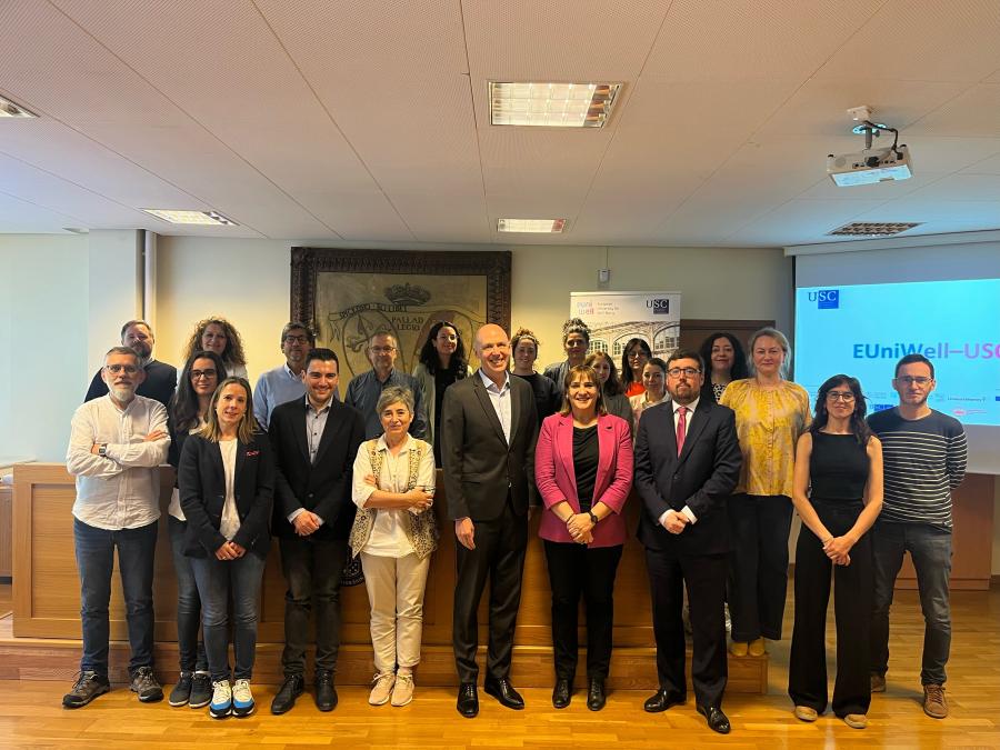 Foto de grupo das persoas participantes na xuntanza de traballo do equipo local de Euniwell. Foto: Euniwell