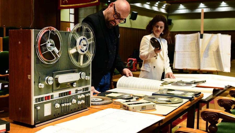 Montserrat Capelán e Roberto Oliveira-Ogando, con parte dos fondos cedidos á USC. Foto: Santi Alvite