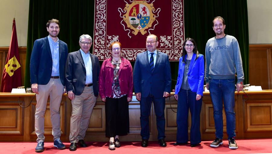 O reitor, no centro da imaxe, presidiu o acto inaugural. Foto: Santi Alvite