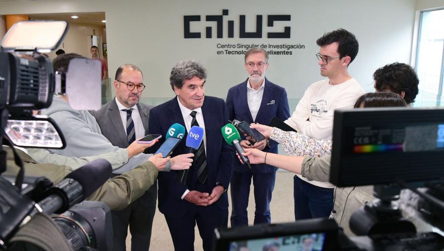 O ministro atendeu os medios de comunicación no CiTIUS. Foto: Santi Alvite