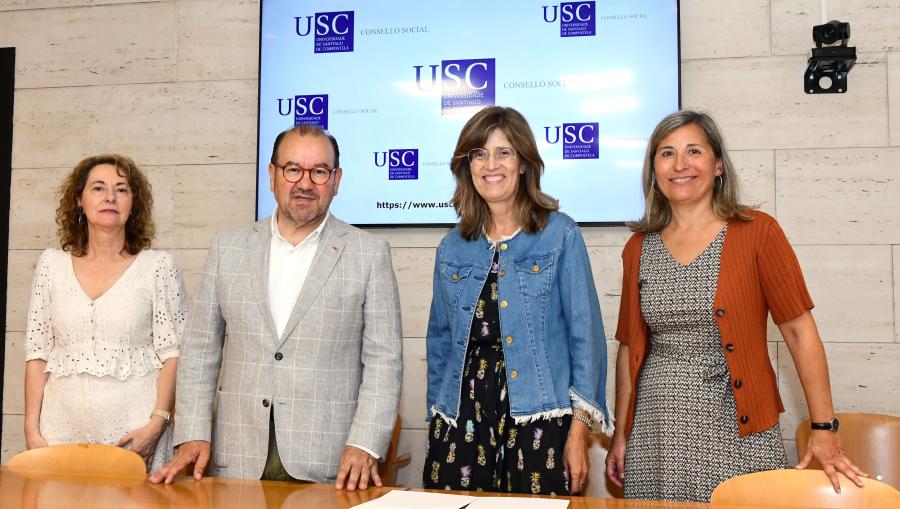 A secretaria xeral da USC, Dulce María García Mella; o reitor Antonio López; a presidenta de Alumni USC Eva López Barrio e a vicepresidenta Luisa Rivas. FOTO: Santi Alvite