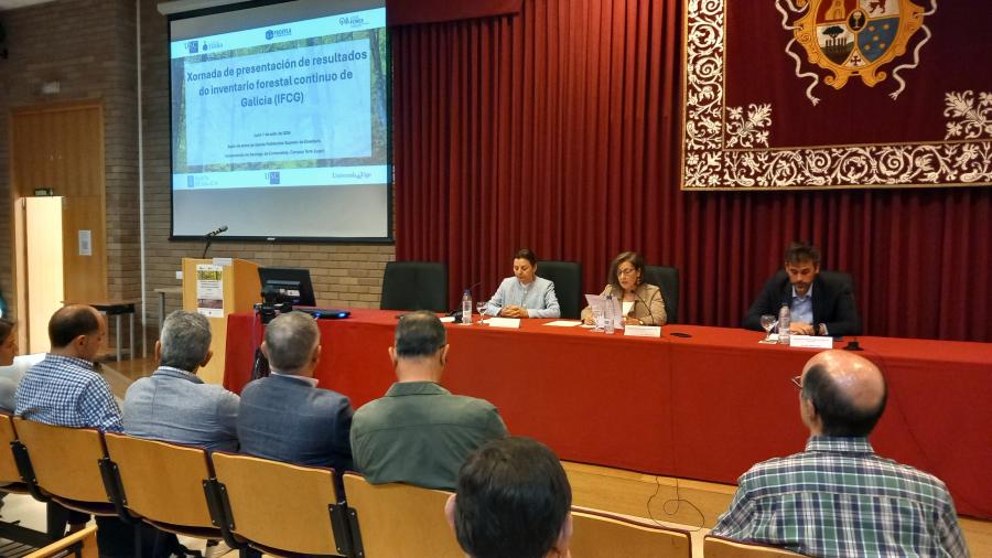 A delegada do Reitor para o Campus Terra, Mª Elvira López Mosquera (no centro da imaxe); a directora da EPS de Enxeñaría, Rosa Romero, e o director da Axencia Galega da Industria Forestal, Jacobo Aboal, foron os encargados de dar a benvida ás persoas asistentes