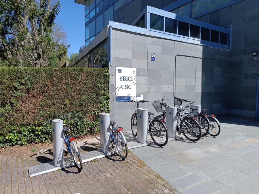 Punto de cadeado situado á beira da Biblioteca Concepción Arenal