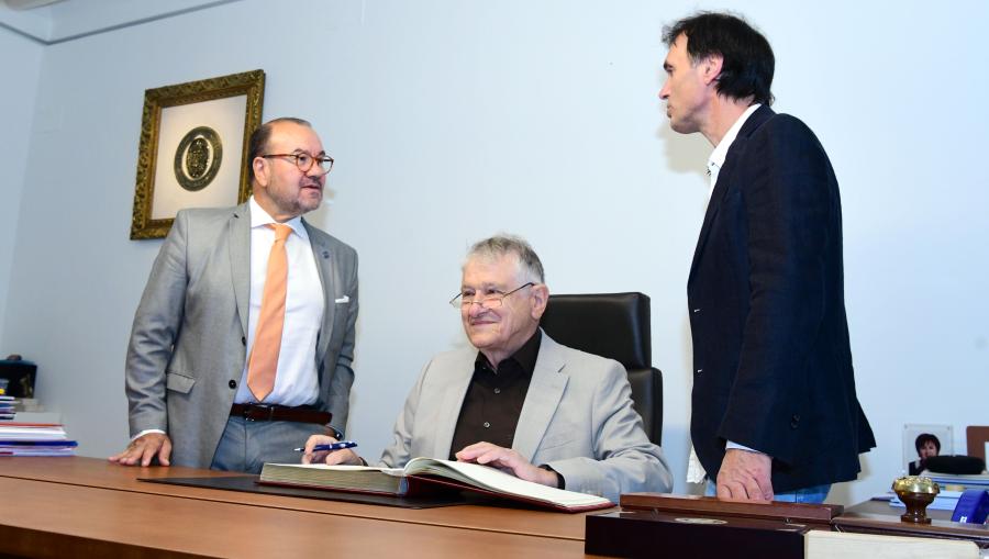 O Premio Nobel asinou no libro de honra da institución. Foto: Santi Alvite