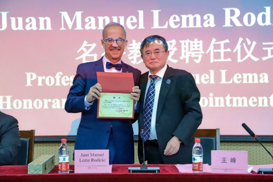 Juan Lema acompañado do reitor da BUCT 