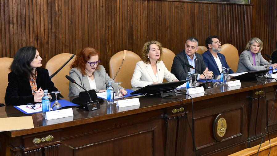 A secretaria xeral da USC, Dulce María García Mella, terceira pola esquerda, presidiu o acto institucional. FOTO: Santi Alvite