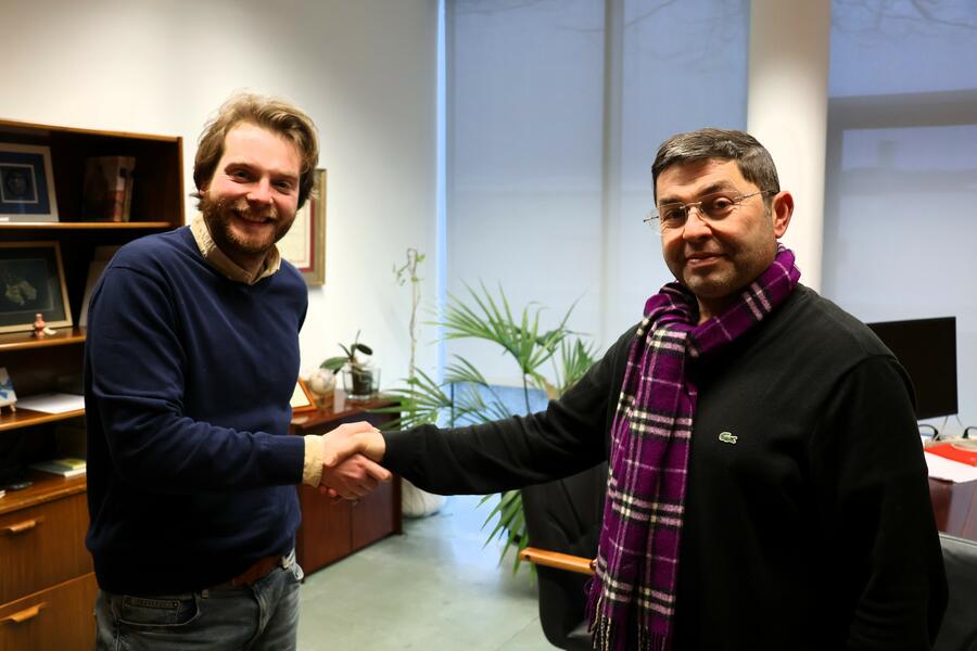 O vicerreitor de Organización Académica e Campus de Lugo, Francisco Fraga (á dereita), e o concelleiro de Xuventude e Deportes, Jorge Bustos, reuníronse para lanzar o concurso. Foto: Concello de Lugo