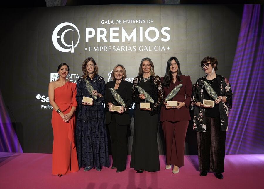 Eva López, segunda pola esquerda, co resto das premiadas e a presidenta da asociación convocante. Foto: Empresarias de Galicia