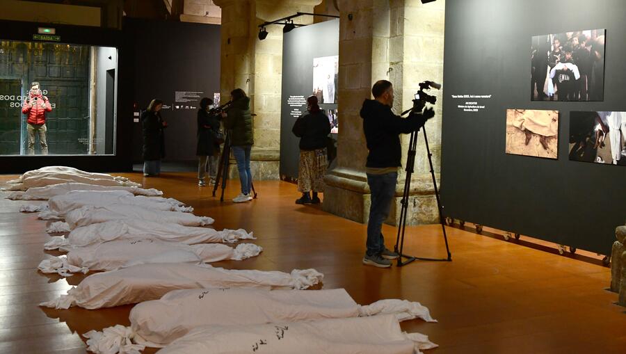 A nave central da Igrexa ocúpaa unha creación artística deseñada con sudarios. Foto: Santi Alvite A nave central da Igrexa ocúpaa unha creación artística deseñada con sudarios. Foto: Santi Alvite