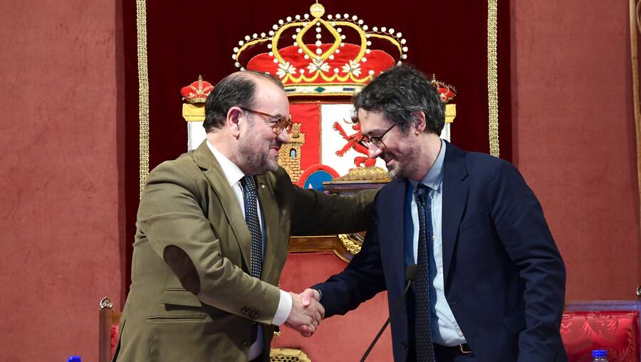 O reitor felicita ao novo decano. Foto: Santi Alvite