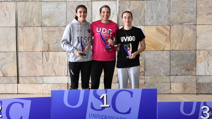 Podio da categoría feminina. Foto: Santi Alvite