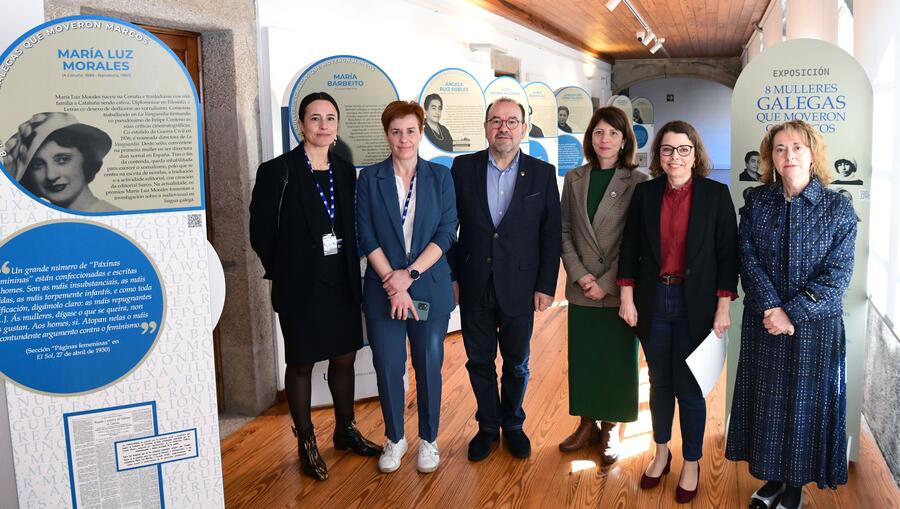 A directora da Biblioteca Universitaria (segunda pola dereita) e o reitor, posando co resto de autoridades. Foto: Santi Alvite