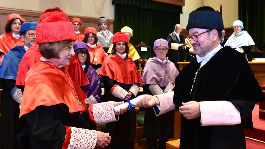 María Teresa Soler Roch, no momento da imposición da medalla. Foto: Santi Alvite