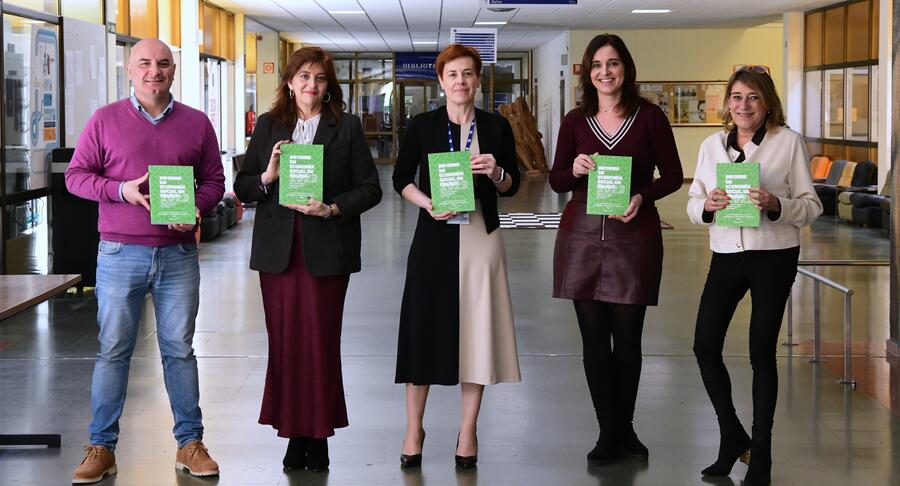De dereita a esquerda, Maite Cancelo, Romina García, Pilar Murias, Marta Mariño e Mino Martínez. Foto: Santi Alvite