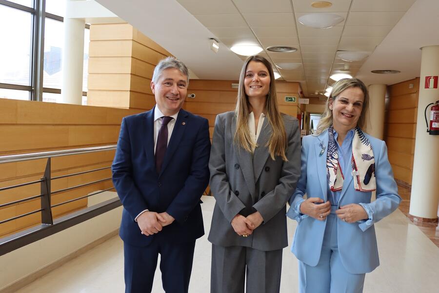 Rosalía, acompañada da Valedora do Pobo e do reitor da UDC. Foto: Valedora do Pobo