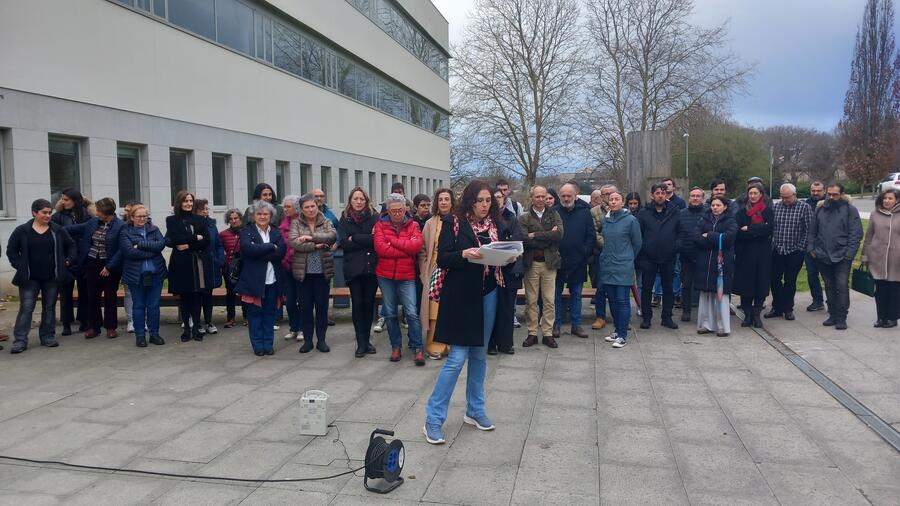 Dolores Fernández Rodríguez le o manifesto diante do Edificio Intercentros