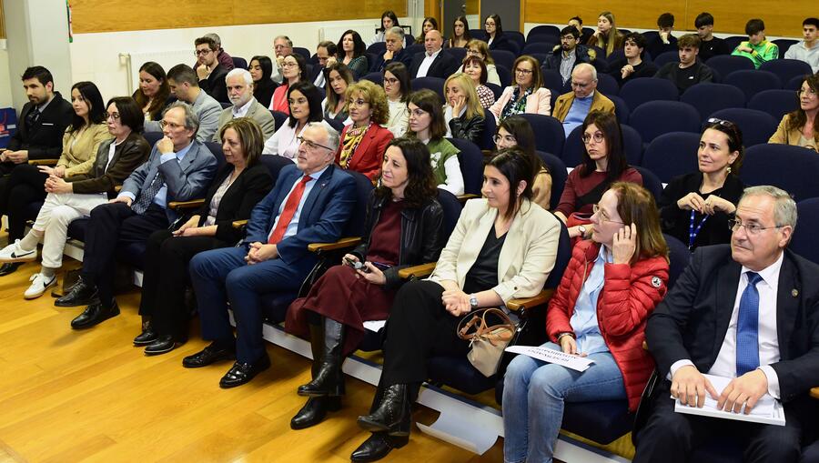 Público asistente á conmemoración da festividade do centro. Foto: Santi Alvite