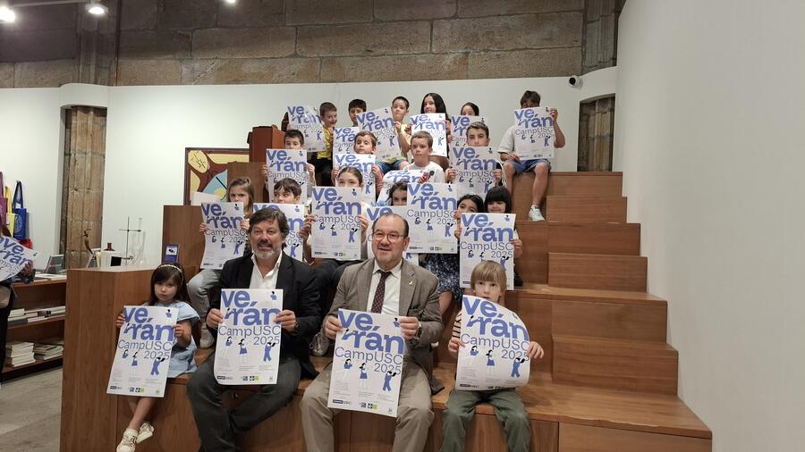 En primeiro termo, no centro, o xerente Javier Ferreira e o reitor Antonio López, xunto coa rapazada que participou este martes no acto de presentación de Verán CampUSC 2025. Foto: Santi Alvite