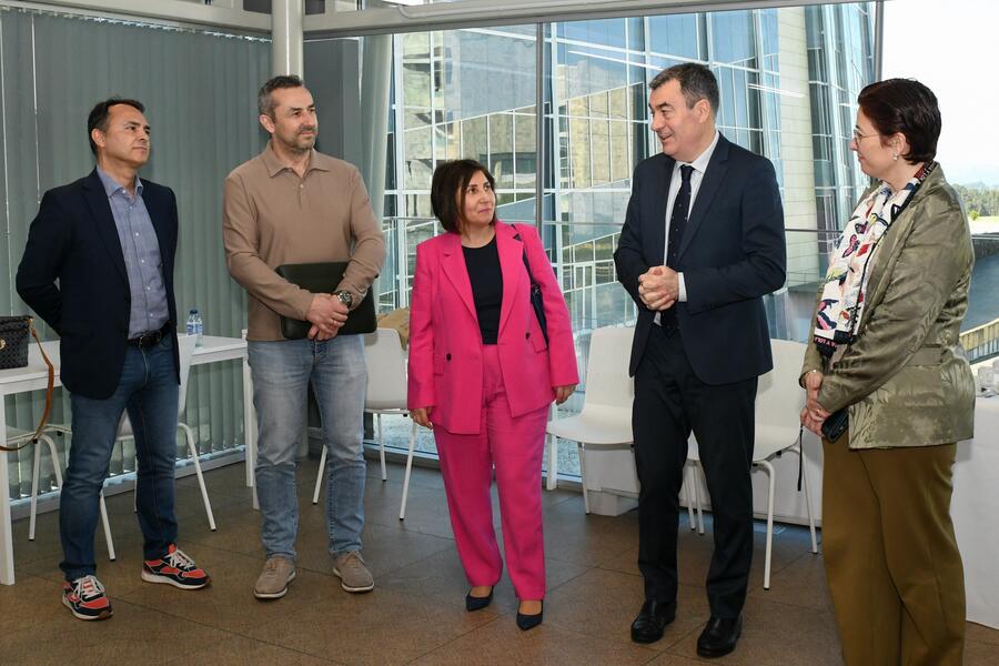 O conselleiro co grupo de persoas expertas, entre elas Dolores Fernández e Antonio Rial. Foto: Xunta de Galicia