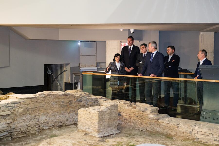 Guiado pola profesora da USC e directora do Museo, Dolores Dopico, o presidente cualificou de “magnífico” este centro e asinou no seu Libro de Visitas