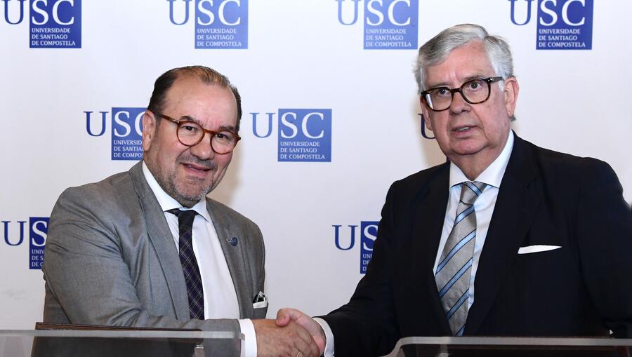 Asinaron o convenio o reitor da USC, Antonio López, e o presidente da CEG, Juan Manuel Vieites. Foto: Santi Alvite