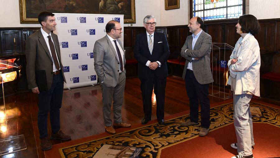 Ao acto de sinatura asistiu tamén o director e persoal investigador do Laboratorio. Foto. Santi Alvite