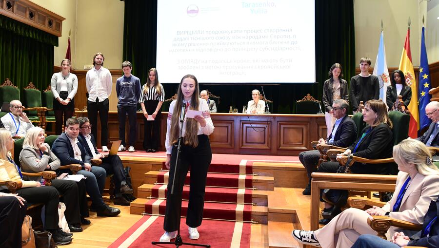 Seis estudantes de Erasmus e/ou SICUE procedentes de universidades da Alianza e unha estudante da propia USC leron o Preámbulo do Tratado da Unión Europea. FOTO: Santi Alvite