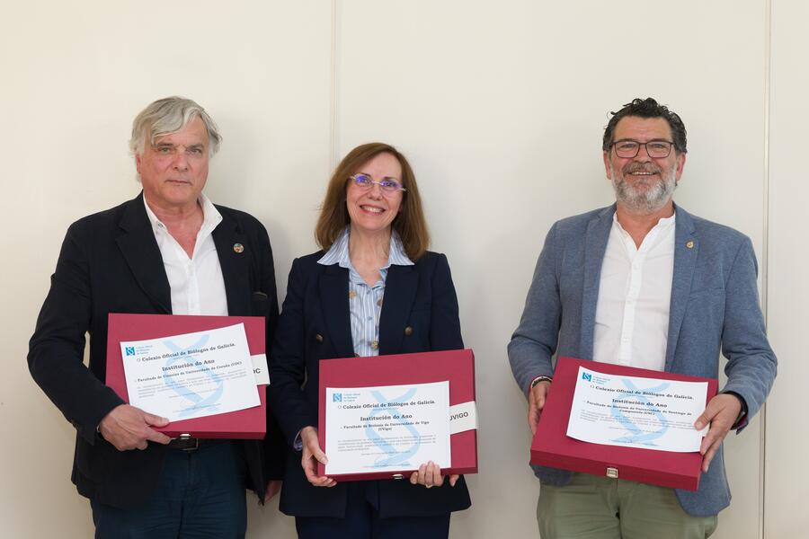 Romalde, xunto coas persoias responsables da UVigo (no centro) e da UDC. Foto: Fuco Reyes