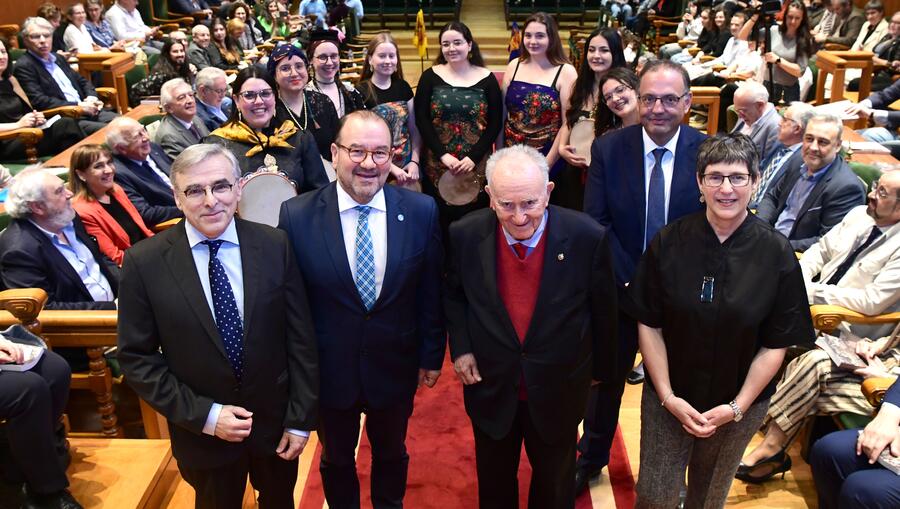 De esquerda a dereita, Francisco Cidrás, Antonio López, Xesús Alonso Montero e Ana Boullón. Nun segundo termo, Gumersindo Feijoo xunto ás cantareiras de Ferreñas Ceibes. FOTO: Santi Alvite