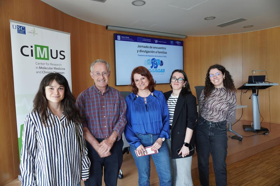 O persoal investigador do CiMUS xunto con membros de Aspanaes. Foto: CiMUS