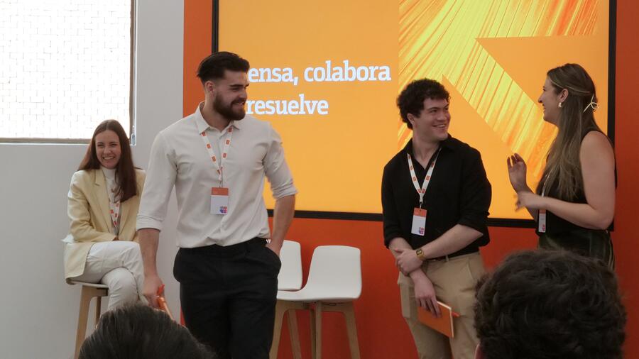 Claudio Bernabé Fernández, á esquerda da imaxe