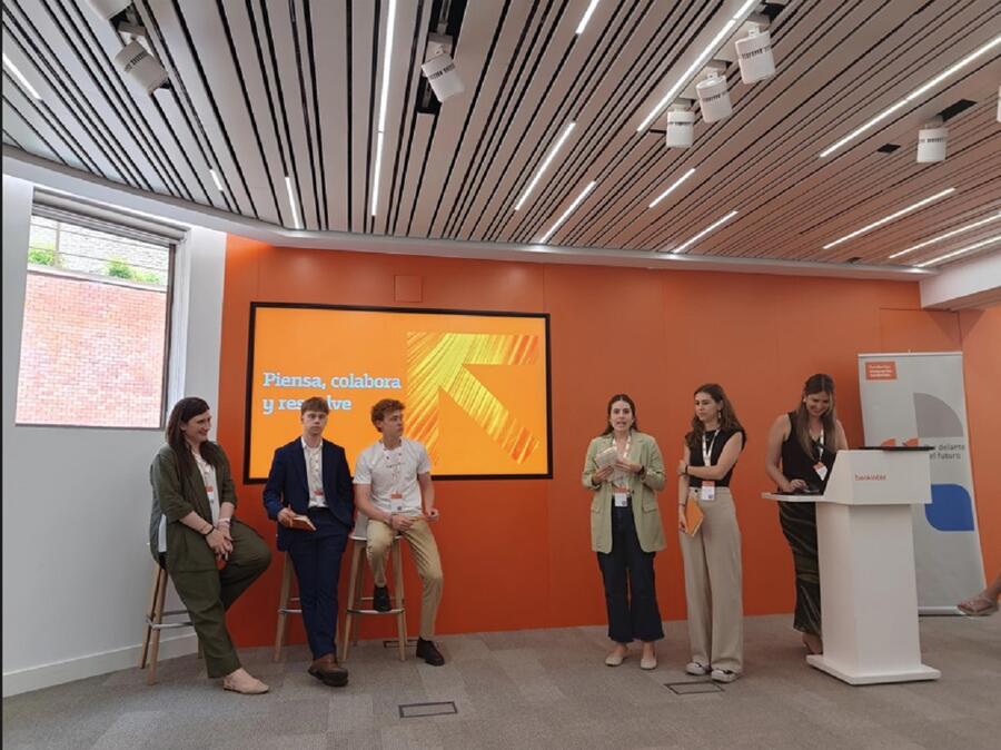 Thomas Gordon, segundo pola esquerda, participando no evento