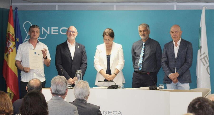 O decano recolleu a acreditación