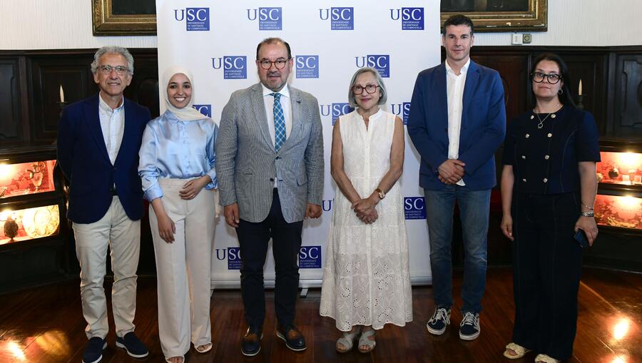 As persoas asinantes co equipo da unidade de Odontoloxía. Foto: Santi Alvite